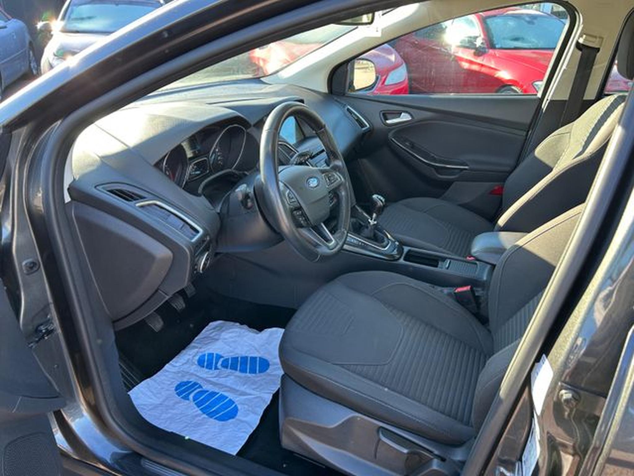 Ford Focus – Image 8