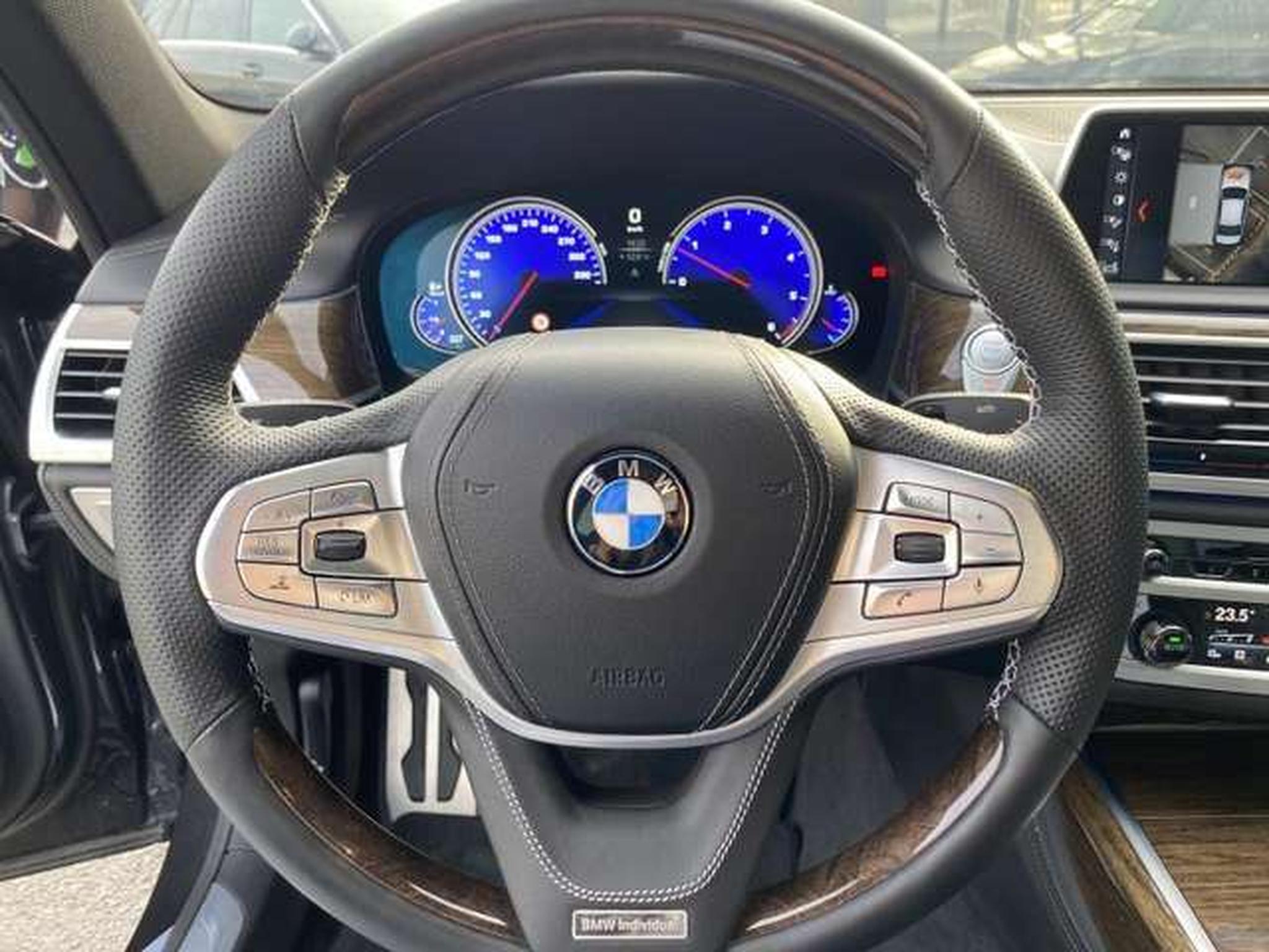 BMW 750 – Image 14