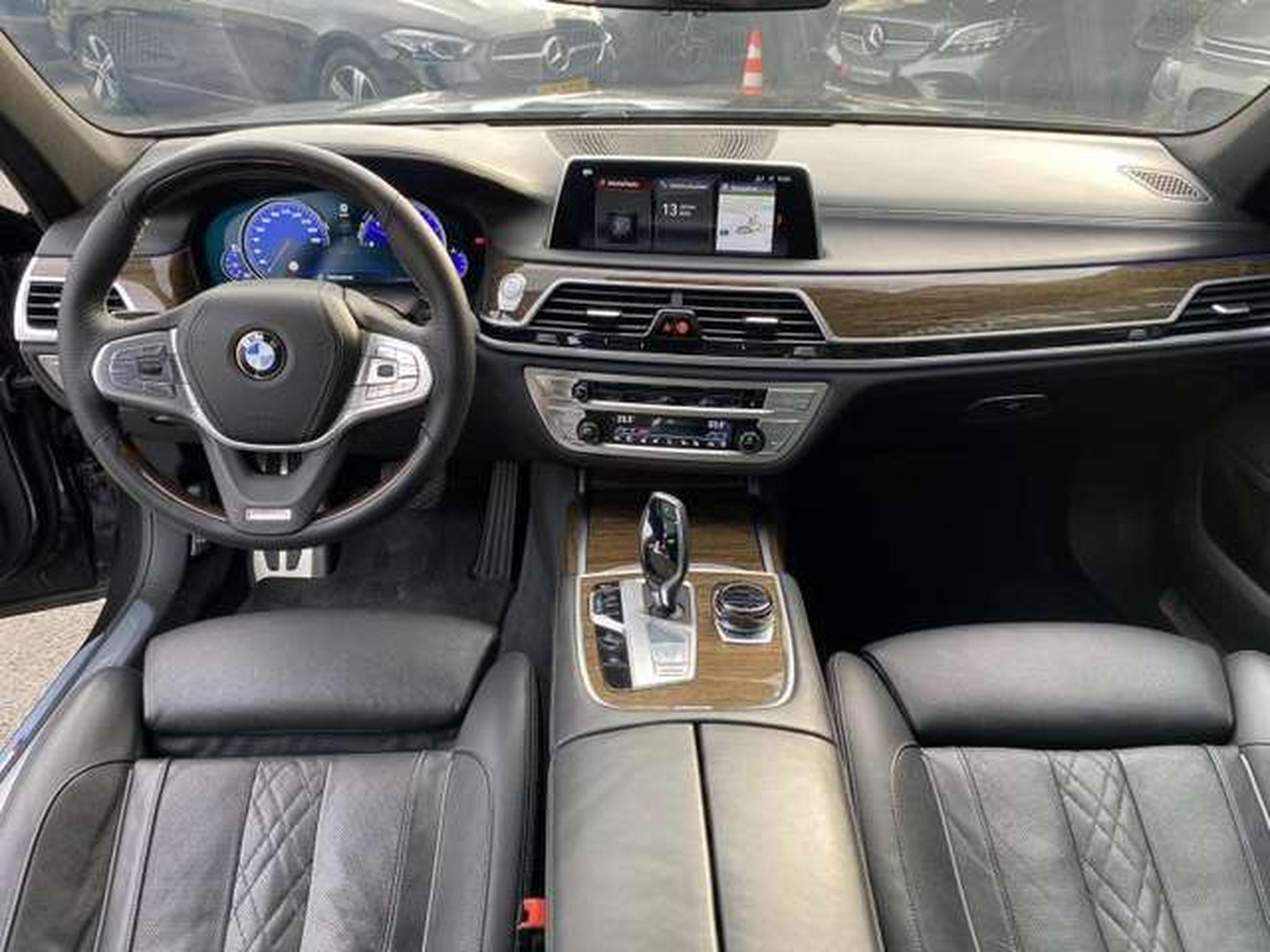 BMW 750 – Image 4