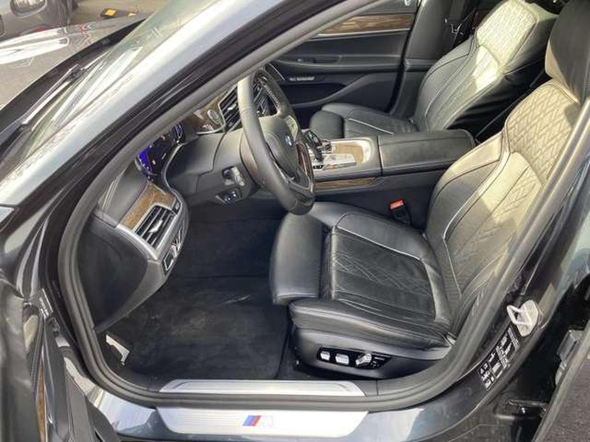 BMW 750 – Image 16