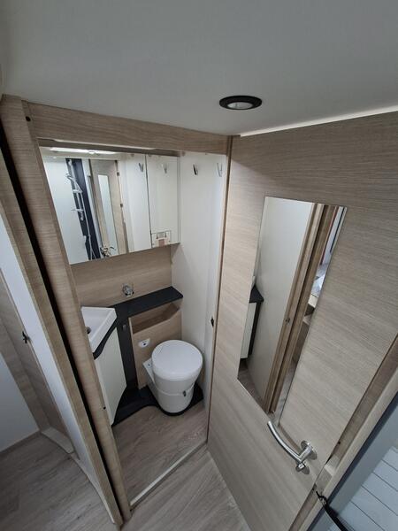 camping-car RAPIDO 696F 65 ans NEUF – Image 7