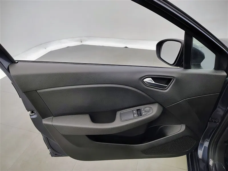 Renault Clio – Image 12