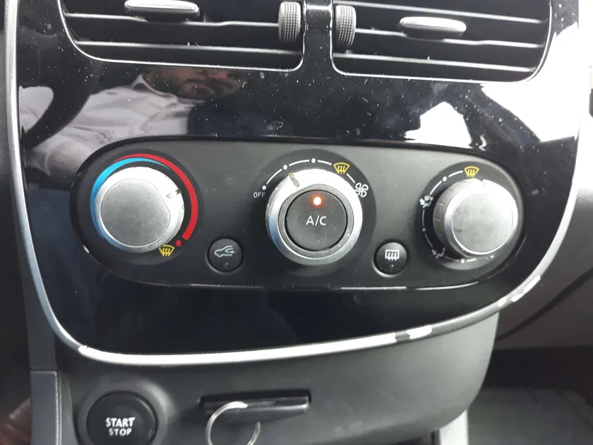 Renault Clio – Image 9