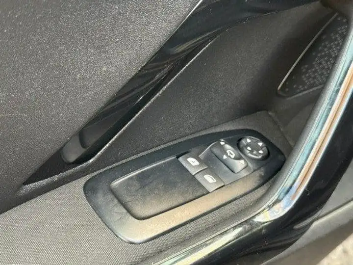 Peugeot 208 – Image 8