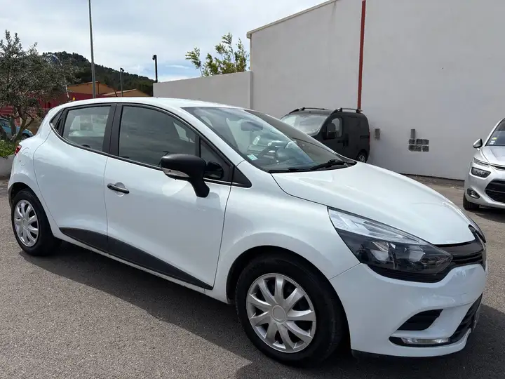 Renault Clio – Image 18