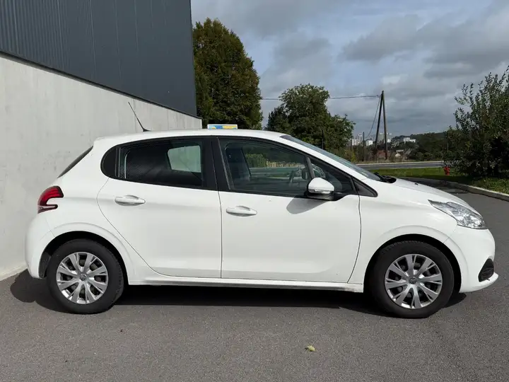 Peugeot 208 – Image 8